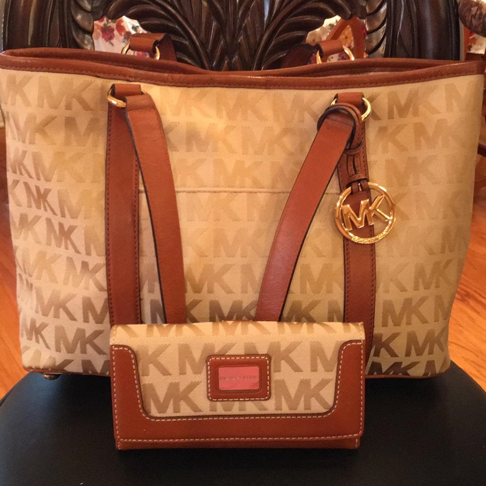 Michael Kors Summer Tote with matching wallet